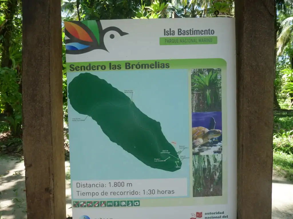 Waldweg Sendero las Bromelias auf den Cayos Zapatilla