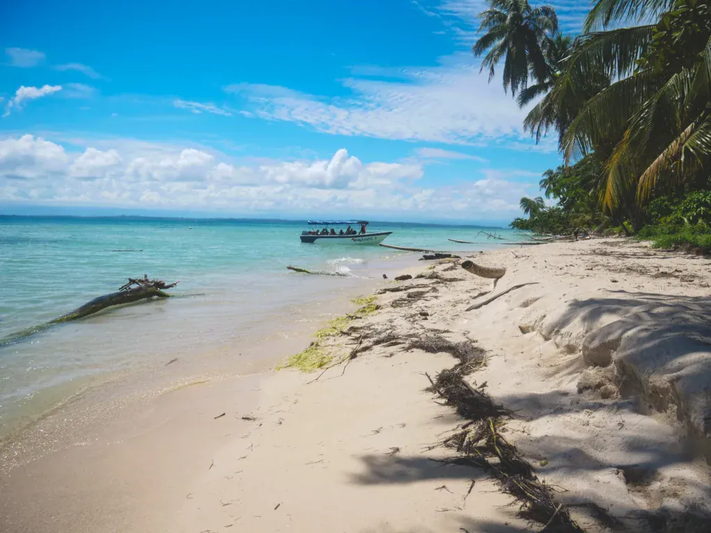 Weißer Sandstrand der Cayos Zapatilla