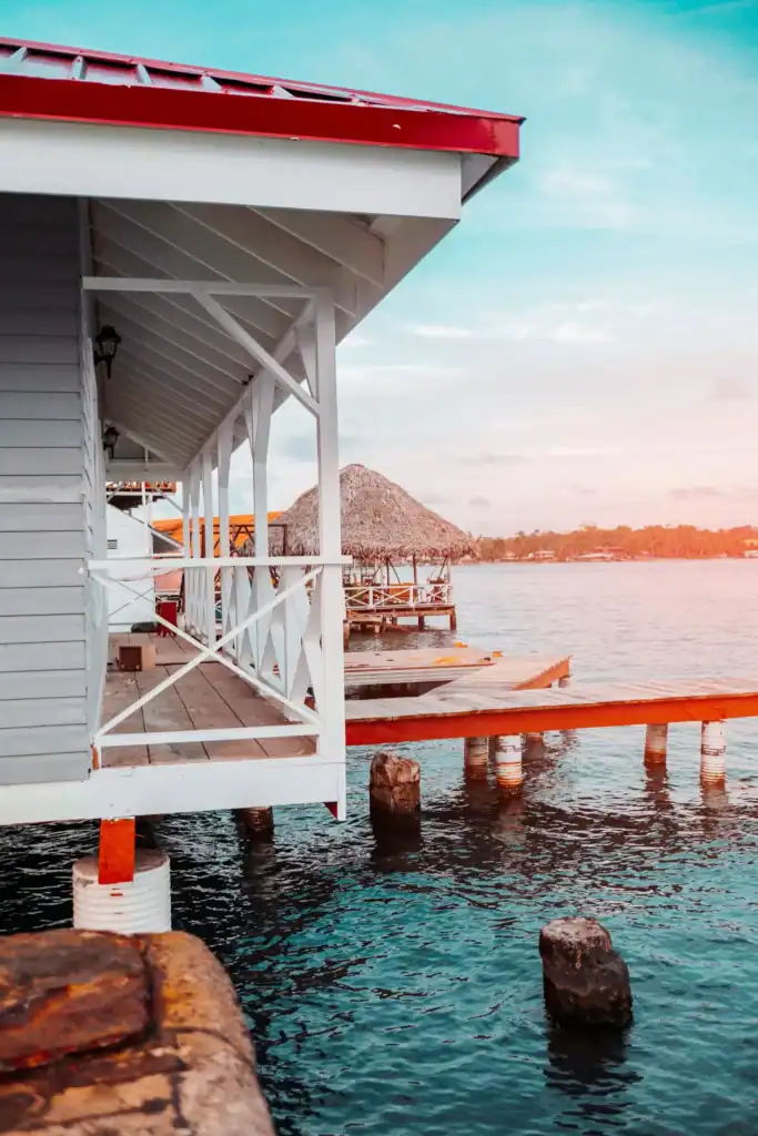 Pfahlhaus über dem Wasser in Bocas del Toro bei Sonnenuntergang