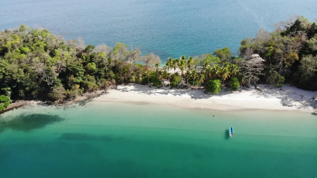 Kleine Insel mit weißem Strand im türkisen Meer