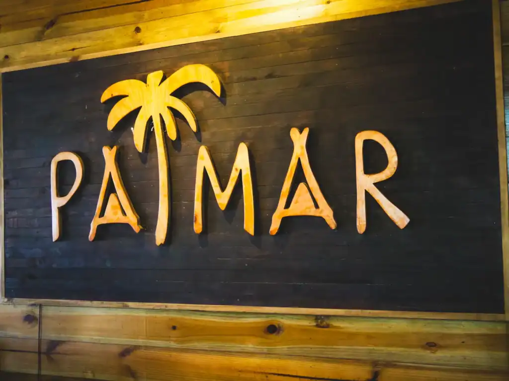 Holzschild der Palmar Lodge am Red Frog Beach im Jahr 2018